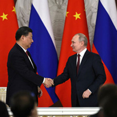 Putin and Xi Jinping shaking hands