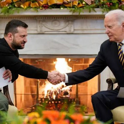 Joe Biden shakes hands with Ukrainian President Volodymyr Zelenskyy as they meet in the Oval Office