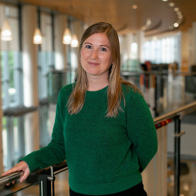 Linde Desmaele standing with her hand on a railing