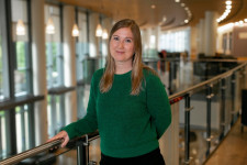 Linde Desmaele standing with her hand on a railing
